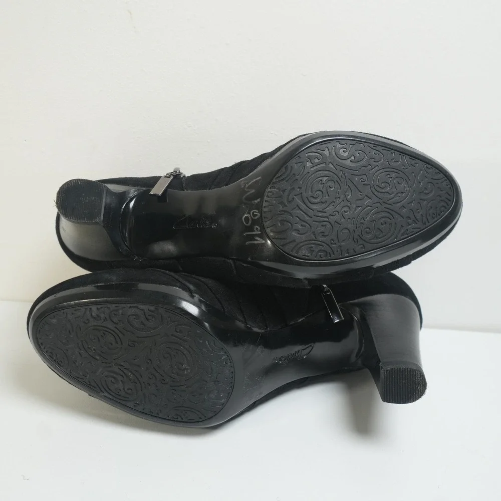 Clarks Artisan Ankle Boots Women‎ 7M Black Suede Pleated Ruched Block Heel Zip